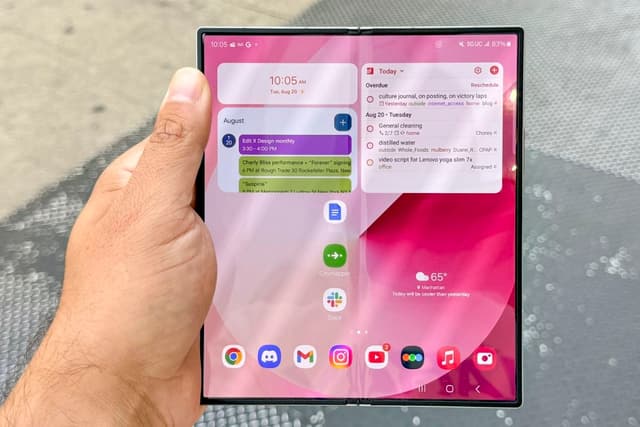 Samsung lucrează la cel mai subțire telefon pliabil din seria Galaxy Z, în timp ce Apple intră pe piaţă