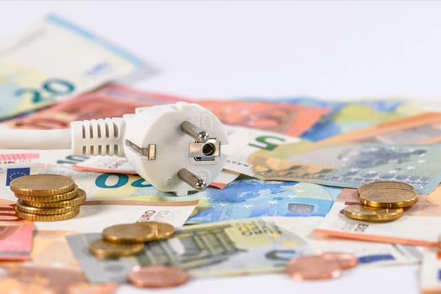 Cum pot reduce antreprenorii șocul dublării facturilor la energie? Peste 450 mil. euro fonduri nerambursabile pentru energie regenerabilă